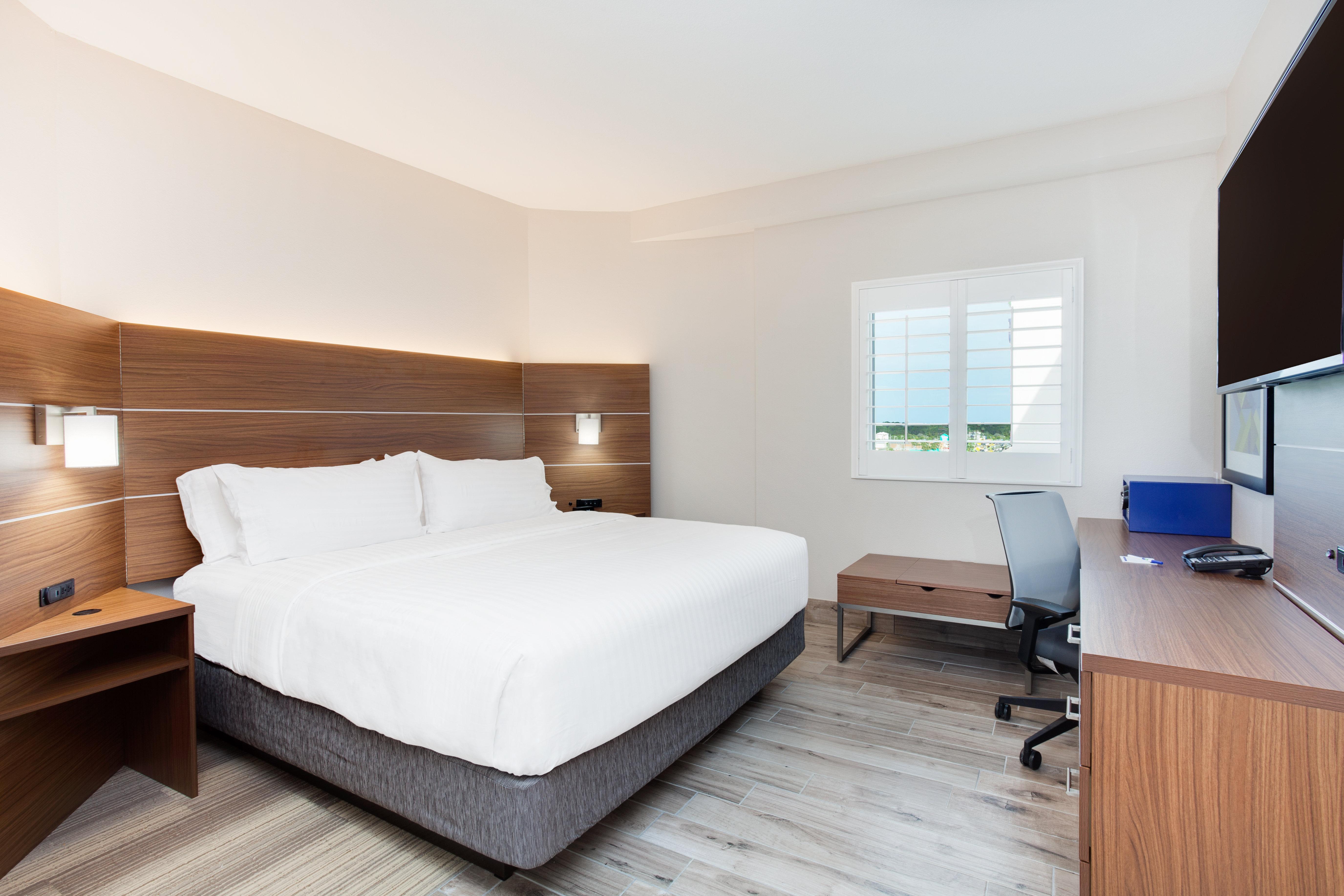 Holiday Inn Express & Suites Panama City Beach Beachfront By Ihg Екстериор снимка